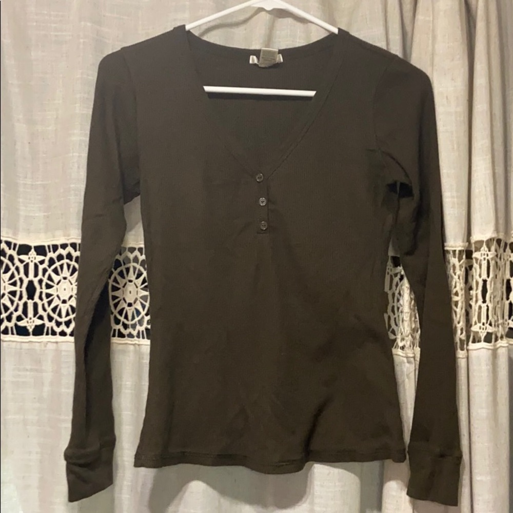 Green thermal top with buttons